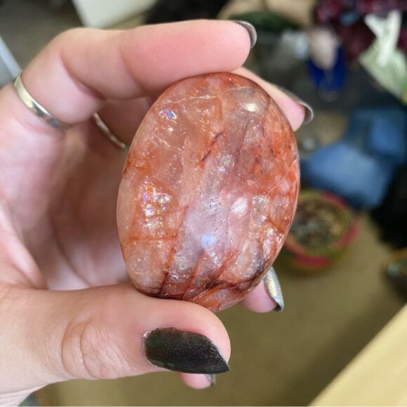 Fire quartz palm stone with rainbow inclusions // polished fire quartz - Picture 3 of 4